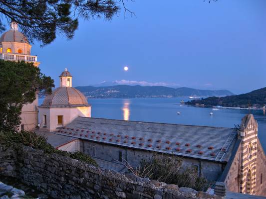 L'alba della luna a Portovenere (SP)