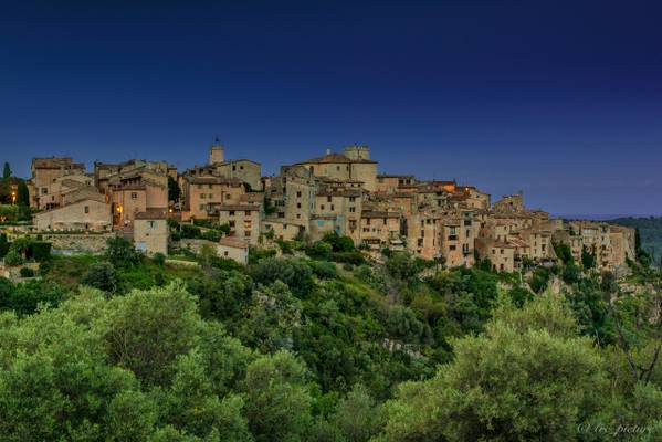 Tourrettes-sur-Loup entre chien et loup