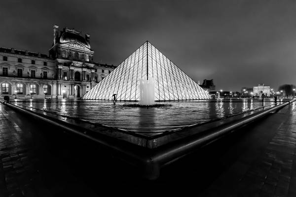Pyramid in the rain (Paris)