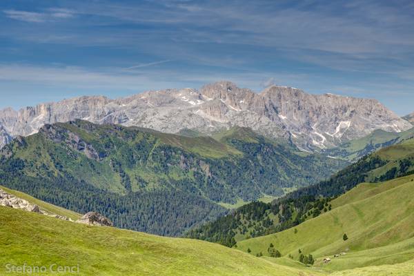 .. verso il Gruppo Sassolungo - la grandiosità del Gruppo Catinaccio in lontananza