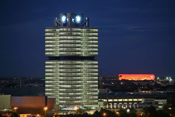 BMW-Gebäude und Allianz-Arena vom Olympiaberg