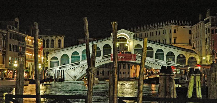 Rialto bridge at night
