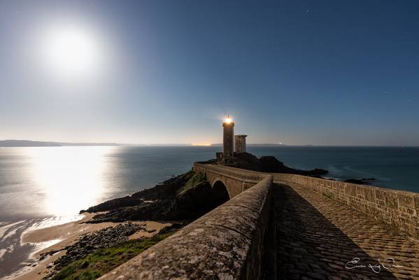 Minou Moonlighthouse