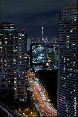 Tokyo Skytree between the towers