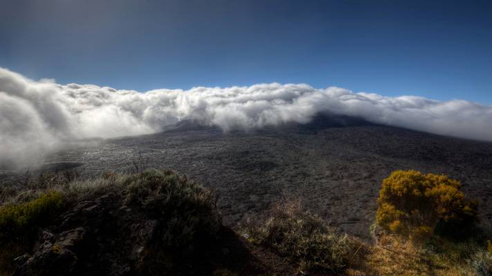 Attack of the clouds, Reunion Island [FR]