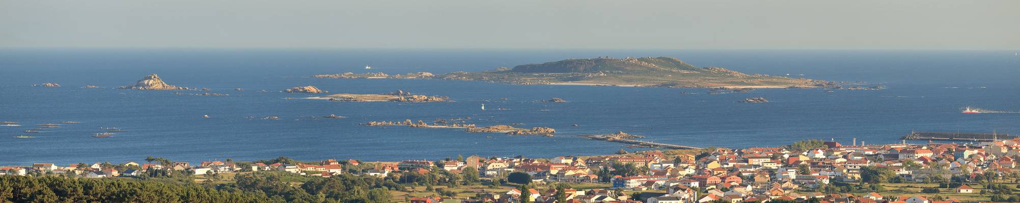 Sálvora, Aguiño e outras pedras