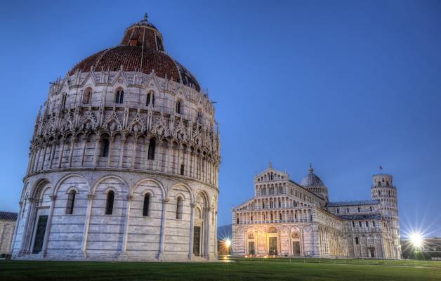 Piazza dei miracoli at blue hour [IT]