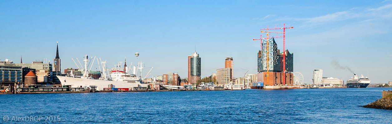 IMG_7860_web - The skyline of Hamburg over the Elbe