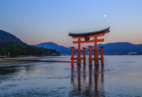 Moon over Itsukushima Shrine 嚴島神社