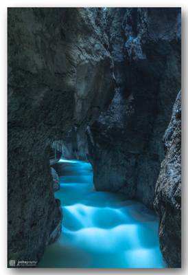 Partnachklamm - Blue water in depth of gorge