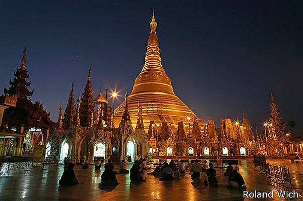 Yangon - Swedagon Pagoda at dawn
