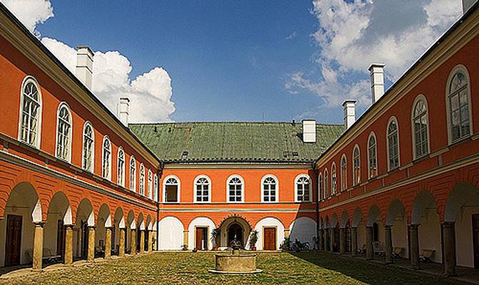 Kamenice Chateau - Courtyard