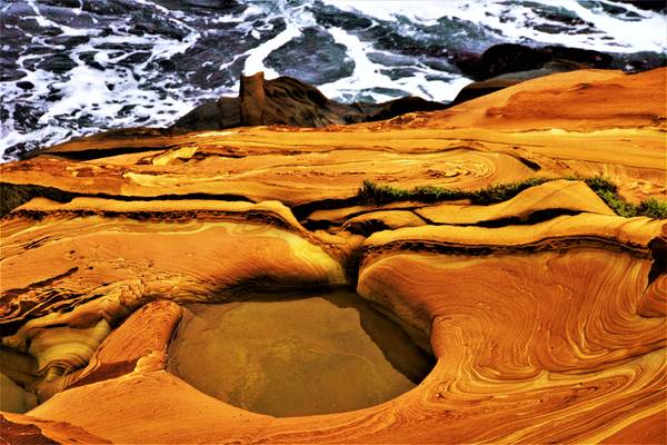 Color rings in eroded sandstone, NE coast Taiwan