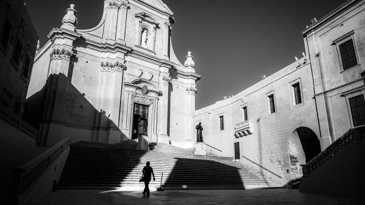 Cathedral square - Victoria, Malta - Black and white street photography