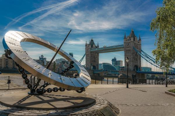 London, Tower Bridge und Timepiece Sundial