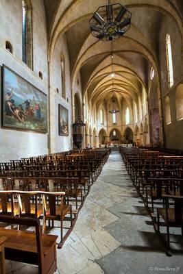 L'église St Volusien: une vue de l'intérieur