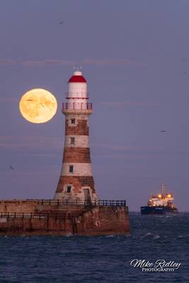 Roker lighthouse & the hunters moon ...