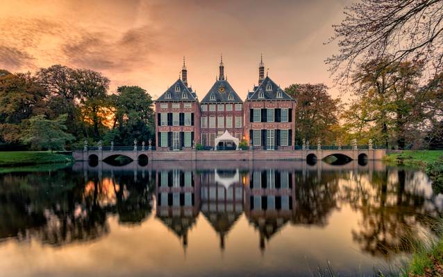 Autumn sunset on Kasteel Duivenvoorde