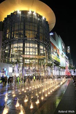 Bangkok - Fountain in front of Siam Paragon