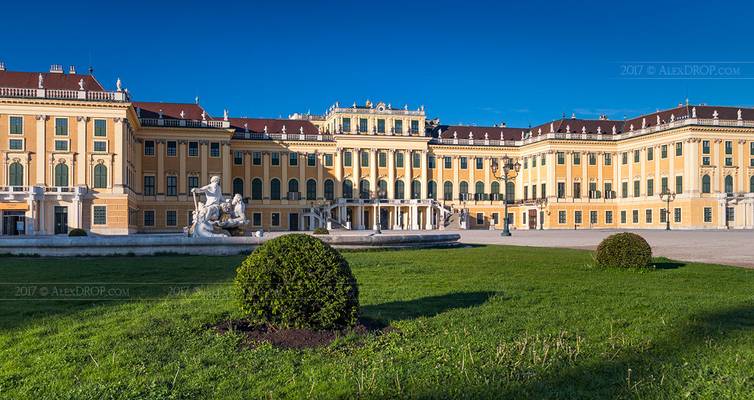 _MG_0530_web - Schönbrunn Palace lit by the rising Sun