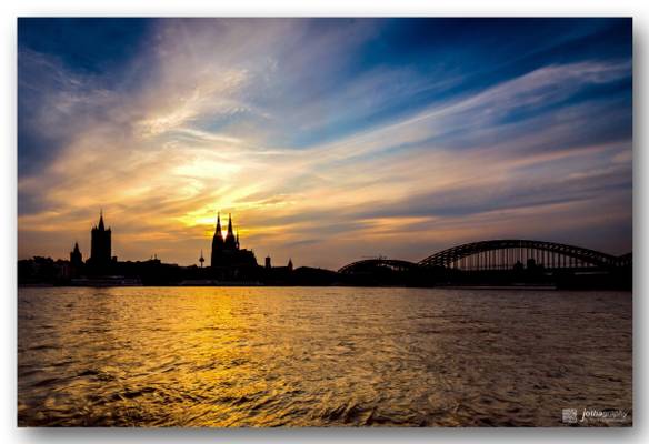 Sunset behind Cologne Cathedral