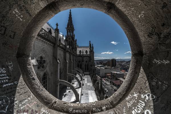 Hole(y) in one, Quito