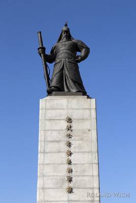 Seoul - Statue of Admiral Yi Sun Shin