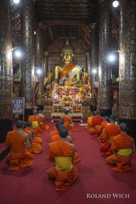 Luang Prabang - Praying Monks
