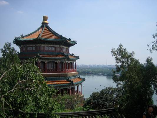 Building with 17-arch bridge in the background, summer palace, Beijing, China - 颐和园，北京，中国