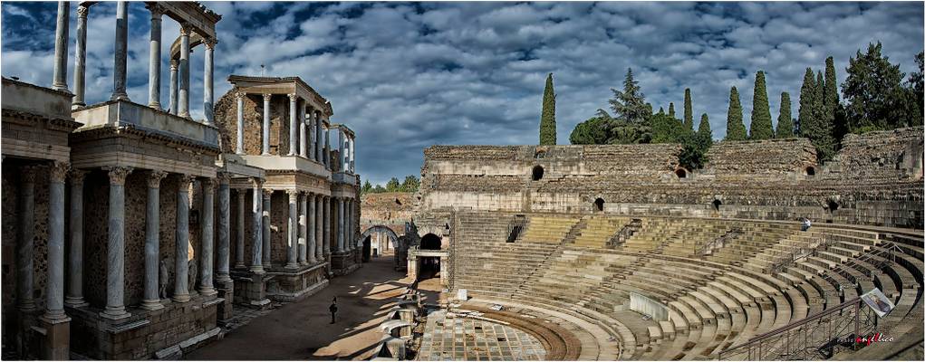 panoramica teatro romano de merida con sus gradas.