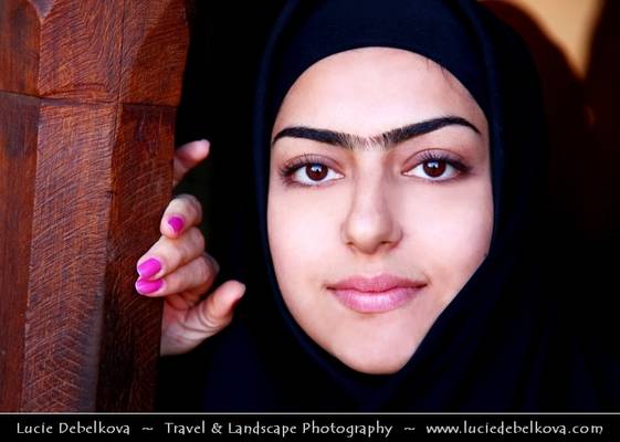 Iran - Beautiful Iranian Girl with Magic Eyes from Kashan