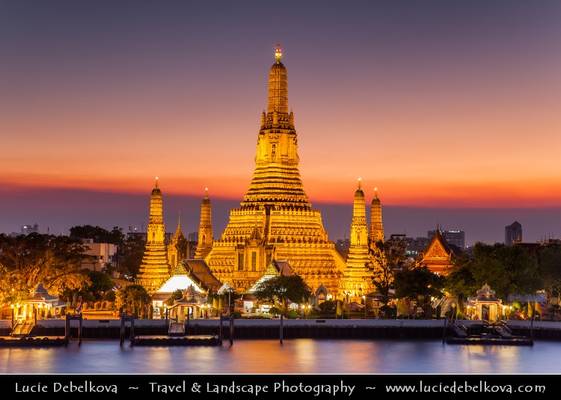 Thailand - Sunset behind Wat Arun (Temple of the Dawn) in Bangkok