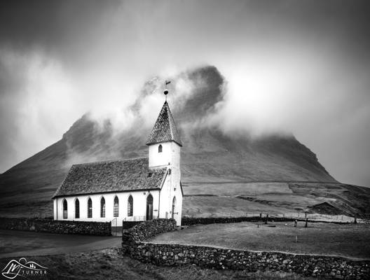 Viðareiðis Kirkja below Malinsfjall