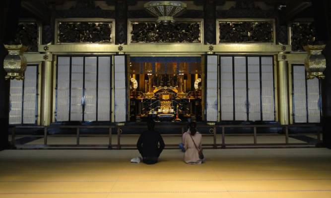 Praying in Nishi Hongan-ji, Kyoto, Japan - 西本願寺, 京都市, 日本