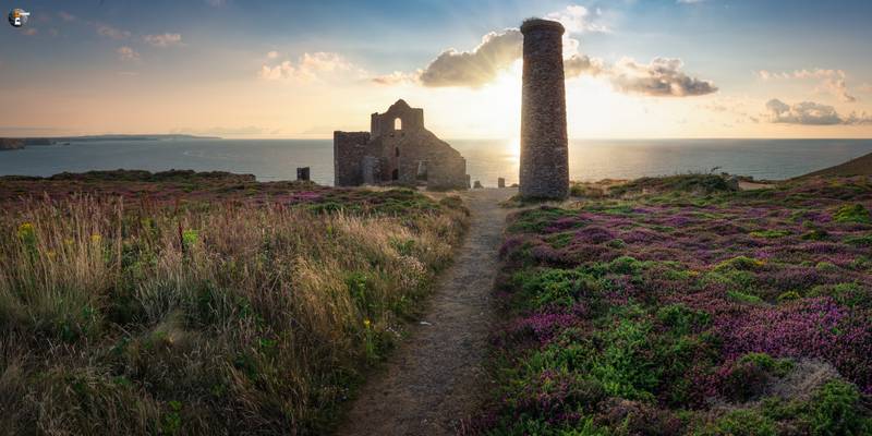 The sun goes down behind Chaple Porth Mine