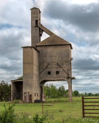 Abandon Santa Fe Coaling Tower in Cushing