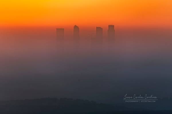 CUATRO TORRES DE MADRID BAJO LA NIEBLA