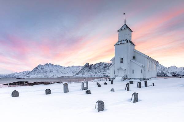 Sonnenaufgang an der Kirche von Gimsoey