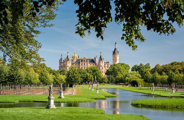 _DS21563 - Schwerin Castle in the morning