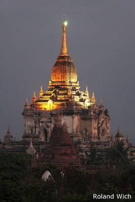 Bagan - Thatbyinnyu Pagoda at dawn