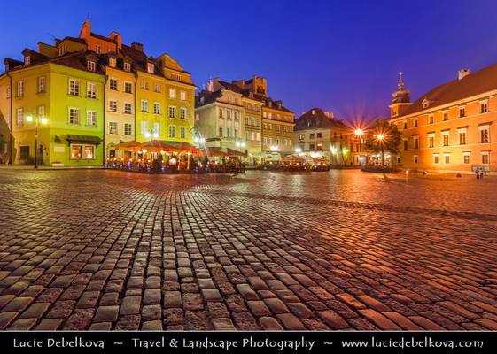 Poland - Warsaw - The Royal Castle (Zamek Królewski ) & Castle Square (Plac Zamkowy) Illuminated at Dusk in Old Town (Stare Miasto)