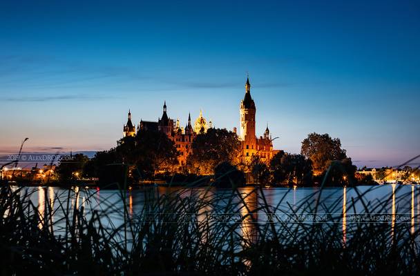 _DS21514 - Schwerin Palace in blue hour