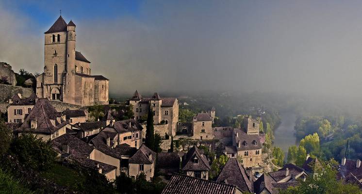 France - Occitanie - Saint-Cirq-Lapopie émerge du brouillard