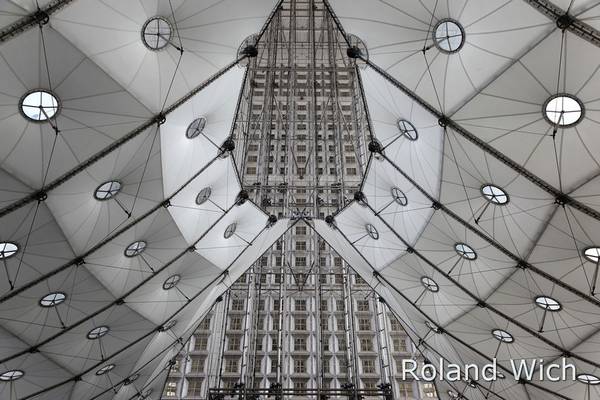 Paris La défense - Below Grand Arche