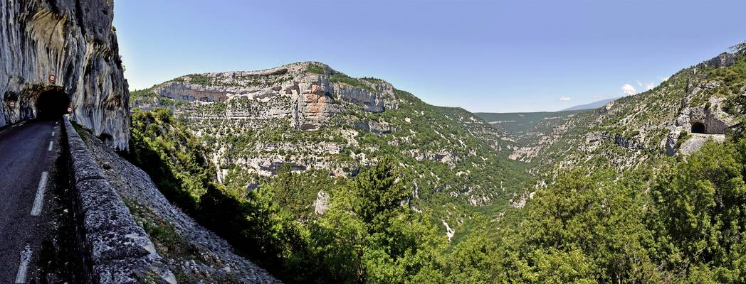 France -monts de Vaucluse -  gorges de la Nesque - rocher de cire