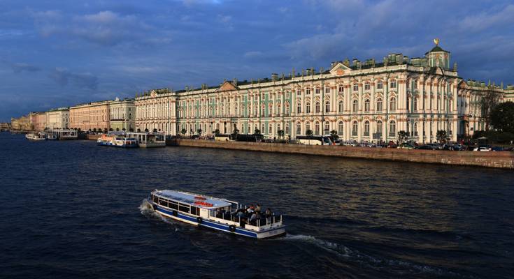 RUSSIE - Saint Petersbourg - l'Ermitage depuis la Neva