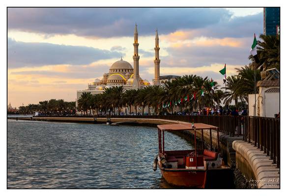Perfect shot of Al Noor Mosque to Abra boat