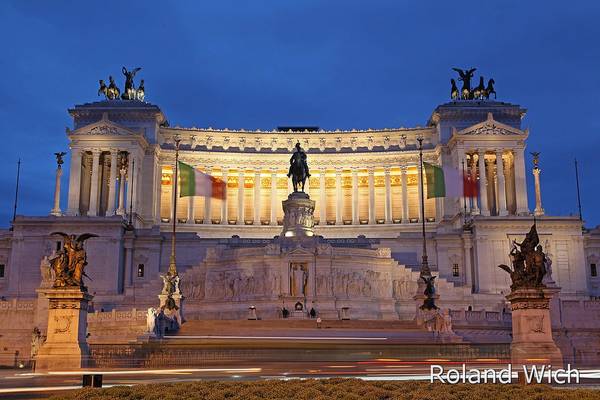 Rome - Il Vittoriano at dawn