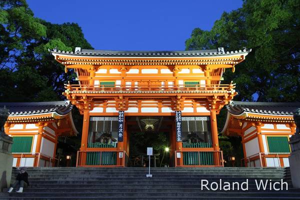 Kyoto - Yasaka Shrine entrance at dusk