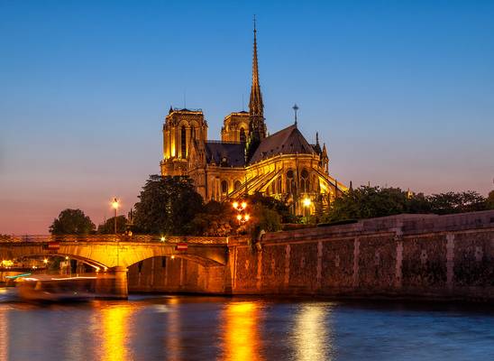 Notre Dame de Paris in Twilight 巴黎圣母院